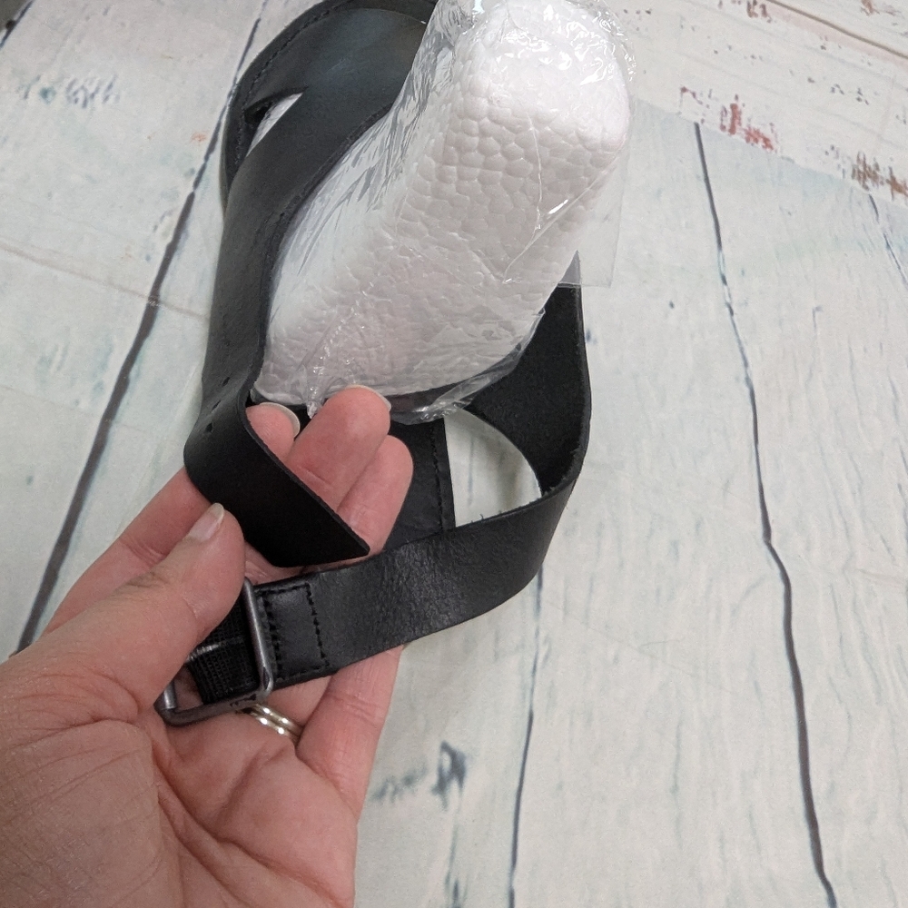 Madewell Leather Cross Strap Sandals - Picture 6 of 8